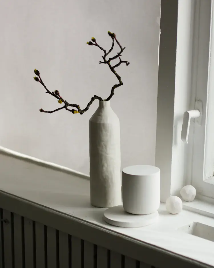 Smooth porcelain surface with satin-like sheen