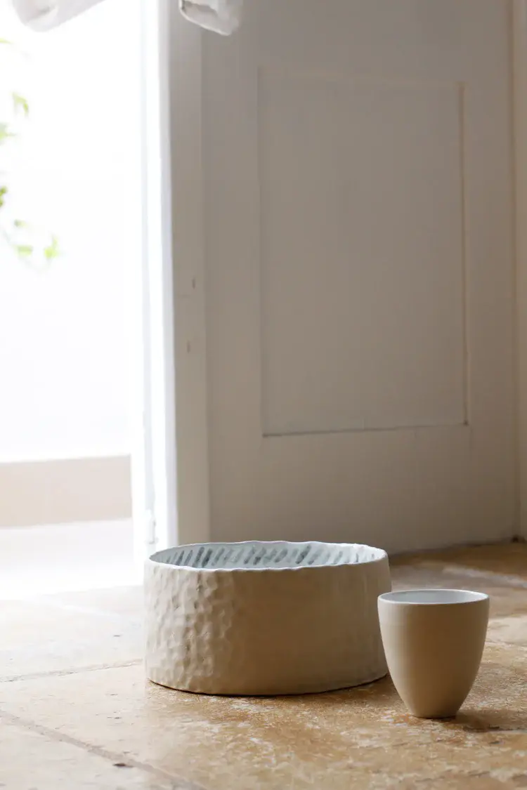 Minimalist stoneware plate with natural clay edge